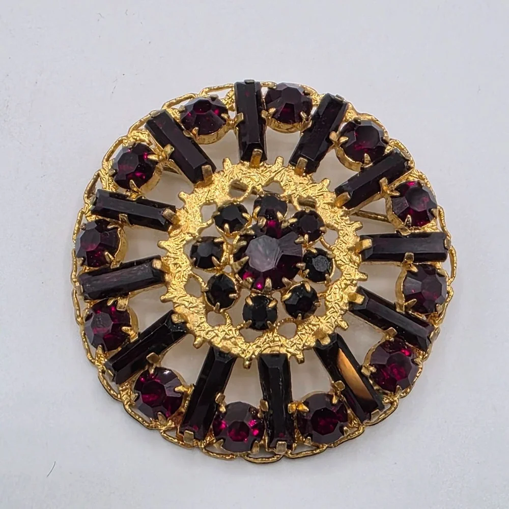 Vintage Gold Tone Round Brooch Garnet Red Rhinestone Sunburst‎ Style Pin Jewelry